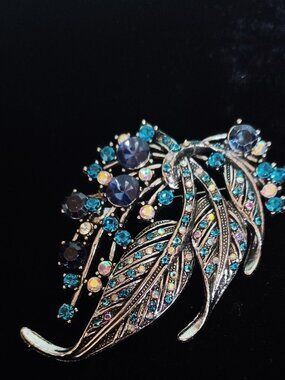 Vintage Lovely Silver tone Blue Rhinestone Brooch
